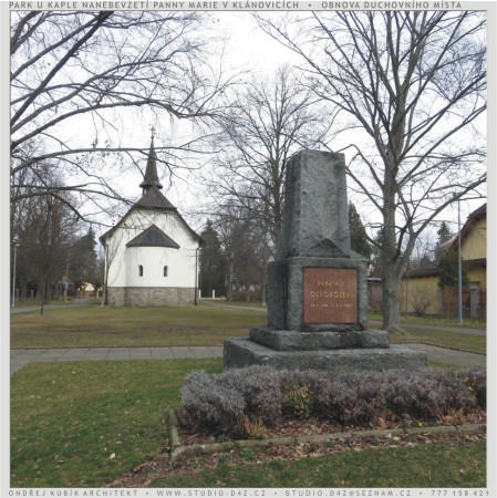 PARK U KAPLE v Klánovicích | Pohled na zadní fasádu a památník osvobození 1918 a 1945.